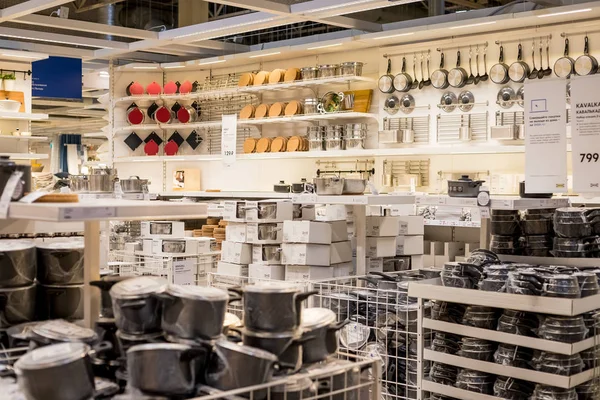 Rússia, São Petersburgo, 16 de março de 2019. IKEA.new pratos para uso doméstico nas prateleiras no utensílios de mesa store.ceramic em panelas loja, seção em hypermarket.Shelves preenchido com crockery.Stacks de unten — Fotografia de Stock