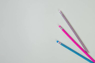 Pastel arka planda izole edilmiş kalem ve sancaklar. Space.kırtasiye, ofis malzemeleri kopyala. mal yazma. Okul Enstrümanı, Tasarım için Unsurlar, Eğitim Kavramı, Trandy renkler.