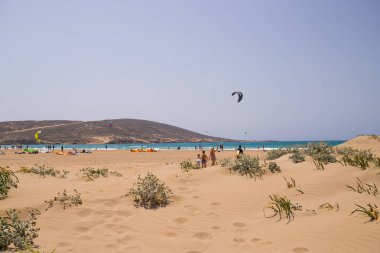 Rodos Adası, Prassonisi Plajı, 23 Temmuz 2018, Yunanistan. tanımlanamayan kitesurfers Yarımadası Prasonisi üzerinde Ege Denizi plajında Kitesurfing pratik. Deniz kıyısında renkli uçurtma. Rüzgar sörfü.