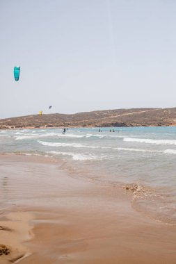 Rodos Adası, Prassonisi Plajı, 23 Temmuz 2018, Yunanistan. tanımlanamayan kitesurfers Yarımadası Prasonisi üzerinde Ege Denizi plajında Kitesurfing pratik. Deniz kıyısında renkli uçurtma. Rüzgar sörfü.