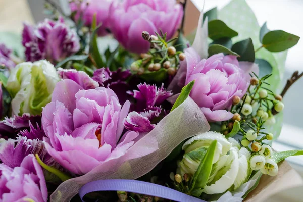 Çiçeklerin güzel düğün buketi. Aşk beyanı, bahar. Düğün kartı, Sevgililer günü tebrik. 8 Mart, uluslararası Womens günü veya anneler günü için bahar lale. çiçek arka plan.