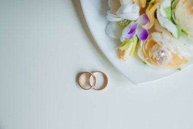 düğün yüzüğü, güzel buket, gelinlik aksesuarları. Düğün davetiyesi. Çiçek ve metin için kopya alanı çok altın alyans. Memmorable Tarih organizasyon kavramı