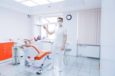 Rusya, saint-petersburg,16 Nisan 2019.sağlık, meslek, stomatoloji ve tıp konsepti - tıbbi ofis arka plan üzerinde koruyucu maske erkek orta yaşlı diş hekimi.labcoat emin doktor