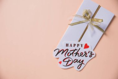 Mutlu Anneler Günü mesajı ile pastel arka plan kalp.davetiyeler, posterler, afişler, mevsimsel selamlar. Kırmızı Kalpli Anneler Günü Tatili Nin Kutlu Olsun Yazıt