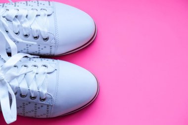 Şık Ayak Bileği Boots.Elegant kıyafet. Yalıtılmış şık beyaz deri çizmeler closeup. Şehir yaşam tarzı. Kadın modası.