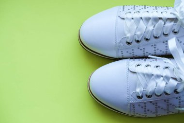 Beyaz şık kadın ayakkabıları yakın. Açık moda botayakkabı kavramı. Dantelli düz taban kadınlar için ayakkabı. Şık rahat loafer ayakkabı çifti, üst görünümü.