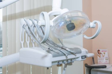 Diş hekimleri kliniğinde stomatological alet. Diş arka planı: klinikte çalışmak, diş protezi.diş hekimleri cerrahisinde matkap lar gibi diş ekipmanları