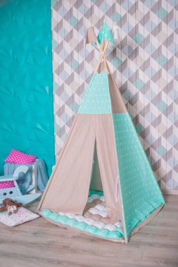 Dekorile dekoratif boho tarzı rahat kulübe. hildrens oda, İskandinav tarzı, minimal ev iç tasarım. Çocuk Teepee çadır, çocuklar için çadır oynamak, scandanavian tasarım, renkli.