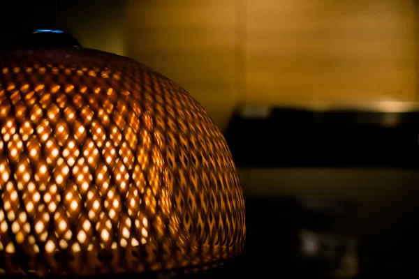 Close Up Sarı Işık Inside.Openwork hasır abajur.eski moda lamba ile Lüks Dokuma Bambu Lamba. Kopyalama alanı