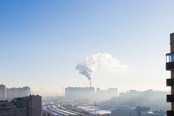 Krajobraz miejski wędzone zanieczyszczone atmosfery z emisji roślin i fabryk, widok rur z dymu i mieszkań mieszkalnych budynków. Koncepcja ekologii — Zdjęcie stockowe