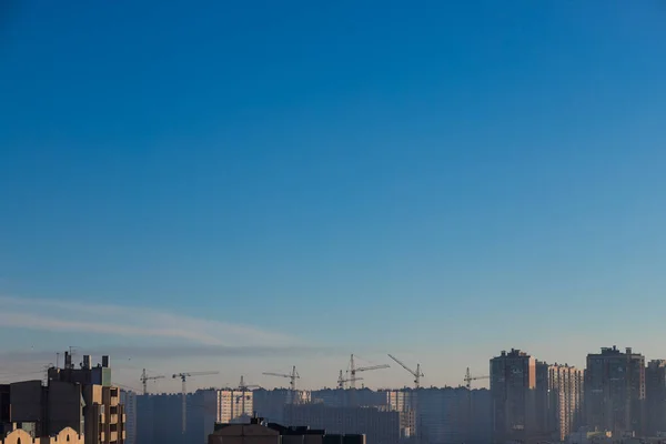 Miasto Scenery. Panorama i budynki. krajobrazu miejskiego. dzielnic mieszkalnych z wieloma blokami mieszkań, czyste niebo. nowoczesnego pejzażu. Kopiuj przestrzeń — Zdjęcie stockowe