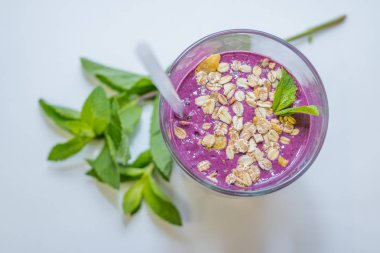 Yaban mersini, böğürtlen ve yaban mersini ve yulaf ezmesi ile ev yapımı yoğurt fitness kokteyli ile Berry smoothie. Sağlıklı gıda kavramı. Spor, diyet ve fitness içecekleri konsepti.