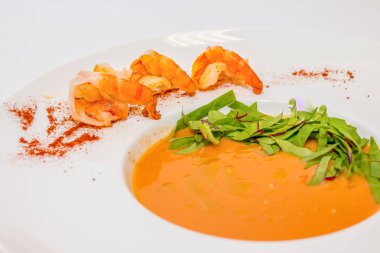 Tabakta karides ve maydanoz ile geleneksel kremalı çorba. Seçici odak. Karides.Fresh Delicious Seafood.Delicious krem peynir çorbası Ile Karides ile Closeup Gurme Krem Çorbası ızgara karides ile