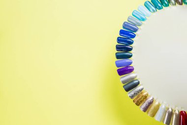 Sarı arka planda tırnak vernik örnekleri. Çivi moda sanat örnekleri. Güzel tırnak tasarımı ile yapay tırnak koleksiyonu. Tırnak tırnak sanat tasarım örnekleri. Yaz için moda. Kopyalama alanı