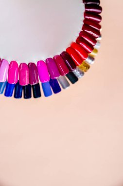 Farklı parlak renklerde tırnak cilası örnekleri. Renkli tırnak lake manikür swatches. Tırnak sanat örnekleri paletüst görünümü. kopya alanı. Güzellik salonu. Trendy Şık Renkli Tırnaklar, Tırnak Cilası