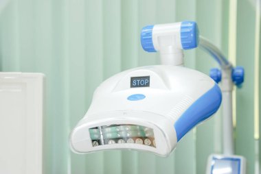 Diş kliniği profesional diş beyazlatma lambası. Diş bakımı konsepti. Uv lambası. Diş beyazlatma işlemi için Led lamba