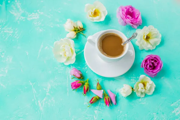 Concepto de bebida de café con taza de americano y rosas, y el espacio frame.copy pétalos. Diseño creativo mínimo con taza de café, flores de rosas de colores. Concepto de belleza, ternura, amor, citas . —  Fotos de Stock