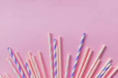 Pembe arka planda izole kağıt tüpler ile bir afiş için arka plan. Kokteyl tüpleri ile bir afiş için çerçeve. Parti afiş, kokteyl bar. Zarif beyaz çizgili kağıt Içme pipetler