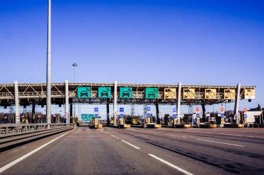 Expressway kontrol noktası ve gün batımında acele saati. Toll yolu, Avrupa 'daki Toll otoyolu. Araba bir paralı yolda ödeme otomatik noktası geçerek. Rus otoyolu. şarj noktası