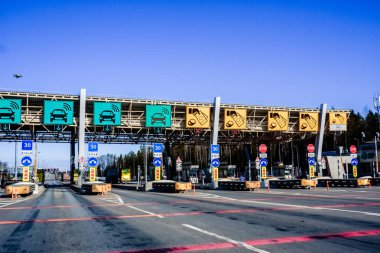 Expressway kontrol noktası ve gün batımında acele saati. Toll yolu, Avrupa 'daki Toll otoyolu. Araba bir paralı yolda ödeme otomatik noktası geçerek. Rus otoyolu. şarj noktası