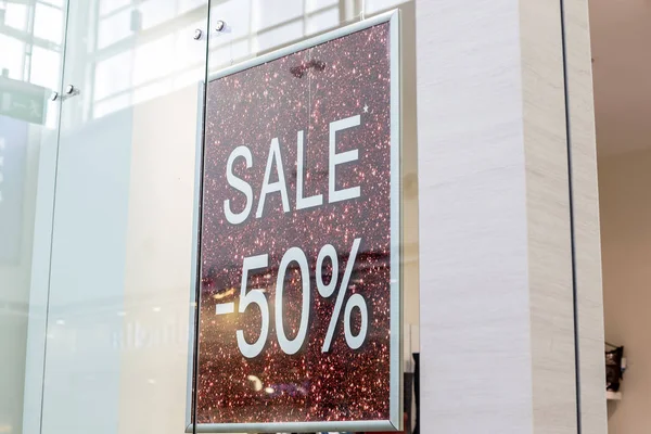 Een 50 procenten, percentage uit teken bij een kleding winkel. verkoop korting, promotie verkoop poster, banner, winkel, drogisterij, markt venster. Verkoop banner promotie in kleding winkel Boutique. Shopping Mall — Stockfoto