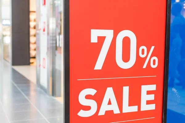 Etiqueta de venda, em uma vitrine de loja de roupas. Venda de verão season.Signboard Venda de verão na loja window.Total venda .shopping tempo cocept.70 desconto promoção venda . — Fotografia de Stock