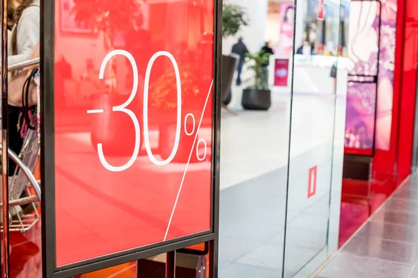 Vente. Vitrine avec 30 % de réduction.Réductions dans le centre commercial. Vente d'été 30 pour cent, vendredi noir.Étiquette d'offre de prix spécial pour les médias sociaux, Affiches. Shopping en été — Photo