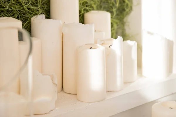 Molte candele e petali di fiori per celebrare la cerimonia nuziale. Candele decorative sul tavolo sulla candela lightt.wax soleggiata come decorazioni natalizie o salone spa decor.romantic stile e interni . — Foto Stock