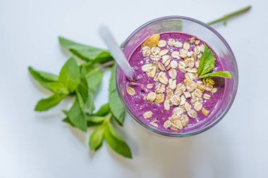 Sağlıklı kahvaltı Berry Smoothie kase nane, kasaju ve Chia tohumları, kopya alanı ile tepesinde. Lezzetli Blueberry smoothies. Temiz yemek, diyet, detoks, Vejetaryen gıda kavramı. meyve milkshake