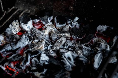 Parlayan Ve Yanan Sıcak Kömür Briketler ile Barbekü Izgara Çukuru, Gıda Arka Plan Veya Doku, Şömine yakın yakMak yakmak, Barbekü yangın, kömür arka plan. Kıvılcımlı kömür ateşi. Yangın