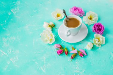 Kahve kupa ve pastel arka plan üzerinde gül çiçekleri buket. Üstte, aşırı ısın. Düz yatıyordu stil kompozisyon, Yuvarlak çerçeve çelenk bej gül çiçekleri ve sabah kahvesi yapılmış. Kopyalama alanı