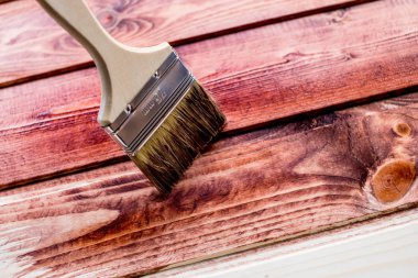ahşap masa veya çit veya duvar veya zemin üzerinde kahverengi renkli boyama, ev dekore için kullanın. Ev tadilatı. Yarım boyalı yüzey. Boya fırçası. Ev tadilatı. boyalı yüzey. Fırça.