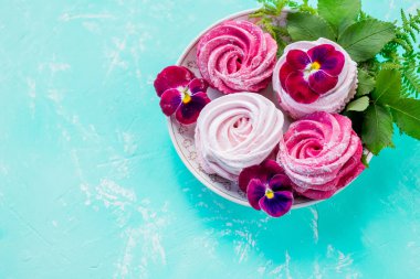 Kabarık ve lezzetli ev zephyr marshmallow, tatlı hediye yaptı. Pembe tatlı ev yapımı havadar zephyr. Lezzetli ev yapımı bezeler. Tatlı yemekler. Lezzetli bezeler çerezleri. Ev yapımı tatlı