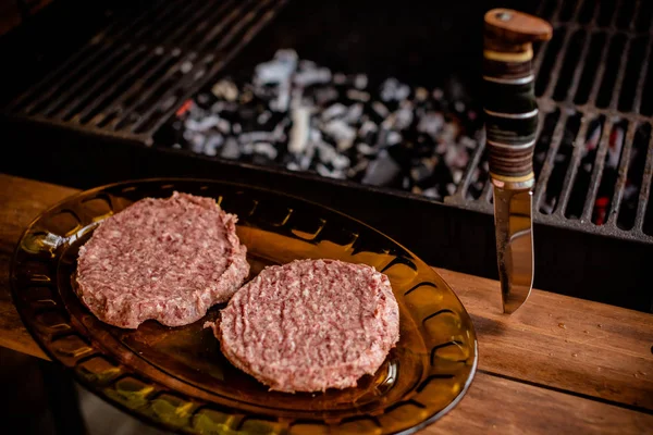 Surowe mięso z mięsa wołowego Hamburger patties na papierze, suchy papryka. surowe mięso wołowe lub wieprzowina hamburgery grilla do Hamburger gotowane grilla na grilla. Zdrowa żywność, koncepcja gotowania. — Zdjęcie stockowe