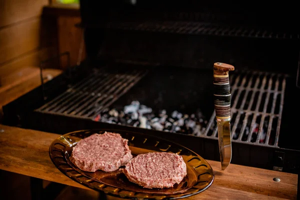 Surowe mięso z mięsa wołowego Hamburger patties na papierze, suchy papryka. surowe mięso wołowe lub wieprzowina hamburgery grilla. Zdrowa żywność, koncepcja gotowania. Domowe surowe organiczne mięso mielone Burger kotlet — Zdjęcie stockowe