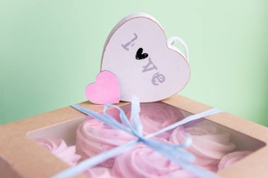 Mevcut kutuda ev yapımı pembe zephyr veya marshmallow, yakın. Lezzetli gıda kavramı - Marshmallow, Beze, Zephyr. Sevgililer veya Anneler Günü kavramı. Kalpli bir hediye. Aşk ve duygular.