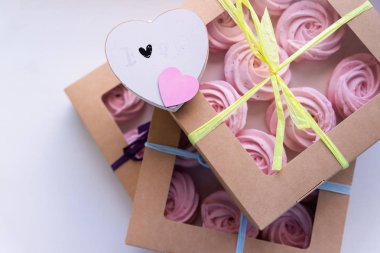 Mevcut kutuda ev yapımı pembe zephyr veya marshmallow, yakın. Lezzetli gıda kavramı - Marshmallow, Beze, Zephyr. Sevgililer veya Anneler Günü kavramı. Kalpli bir hediye. Aşk ve duygular.