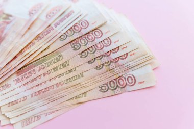 Rus rublesi pembe, paketlenmiş banknot yığınına izole edilmiş. Rus parası 5000 ruble banknot closeup makro, rusya rouble para kavramı kazanmak.ekonomi, kriz, döviz döviz