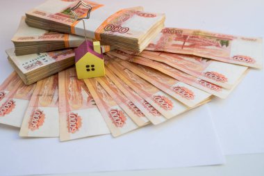 Para ve ev yapılmış merdiven ile gayrimenkul kavramı. Ev veya ipotek, ev kredisi kavramı, Rus rublesi para yığını üzerinde minyatür ev için para tasarrufu