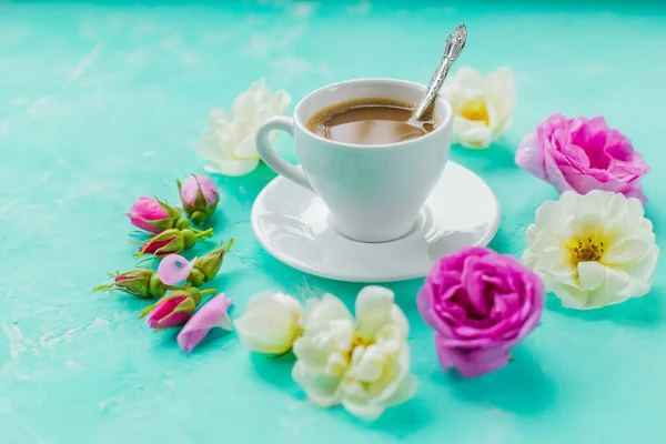 Taza de café de la mañana y flores frescas hermosas rosas rosadas y blancas, diseño plano, espacio de copia.Concepto de bebida de café con taza de americano y rosas sobre fondo concreto.Fondo femenino de la mañana —  Fotos de Stock