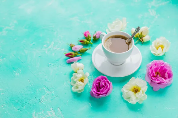 Taza de café de la mañana y flores frescas hermosas rosas rosadas y blancas, diseño plano, espacio de copia.Concepto de bebida de café con taza de americano y rosas sobre fondo concreto.Fondo femenino de la mañana —  Fotos de Stock