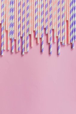 pembe arka planda çizgili ve polka nokta tasarım sınırı olan pipet ler. Minimalizm kavramı. Pop sanat tarzı. İçme suyu veya yumuşak için kullanılan kağıt pipetler