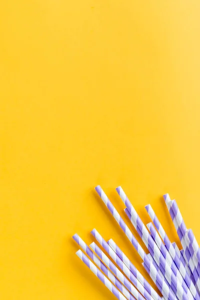 Beber pajitas para la fiesta sobre fondo amarillo. Vista superior de papel colorido, pajitas ecológicas para cócteles de verano. Papel para beber pajitas de colores para bebidas de verano.Copiar el espacio —  Fotos de Stock