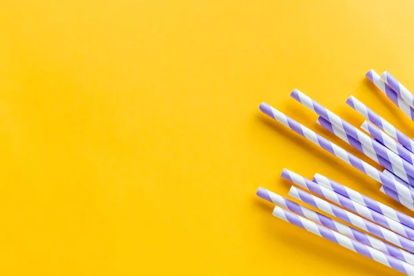 Beber pajitas para la fiesta sobre fondo amarillo. Vista superior de papel colorido, pajitas ecológicas para cócteles de verano. Papel para beber pajitas de colores para bebidas de verano.Copiar el espacio — Foto de Stock