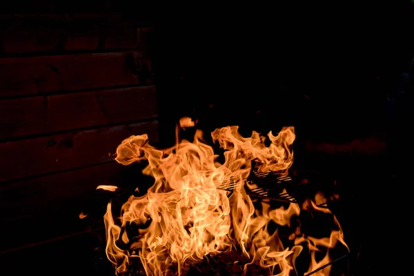 Fiamma di fuoco isolato su sfondo nero isolato Bella giallo, arancione e rosso e rosso fiamme fiamma stile texture. pericolo di incendio. scintille calde — Foto Stock