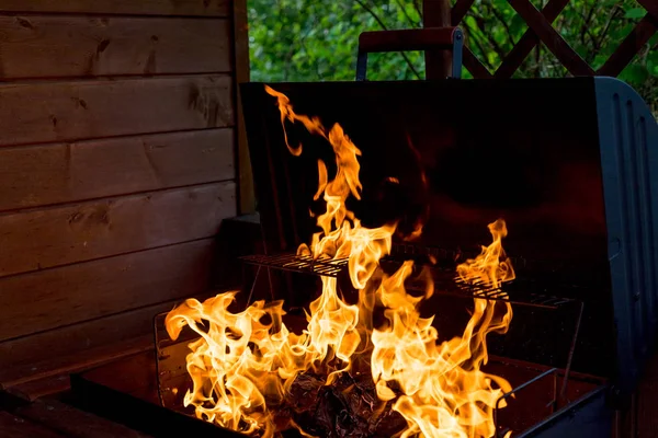 Chama de fogo isolado no fundo isolado preto - Belo amarelo, laranja e vermelho e vermelho chama fogo estilo textura chama. faíscas de incêndio hazard.hot — Fotografia de Stock