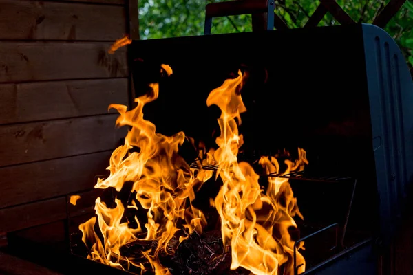 Chama de fogo isolado no fundo isolado preto - Belo amarelo, laranja e vermelho e vermelho chama fogo estilo textura chama. faíscas de incêndio hazard.hot — Fotografia de Stock