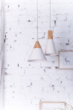 iki asılı lambalar , Elektrik ampul. Duvar arka planda beyaz modern tavan lambası.beyaz tuğla duvar iç dekor. İskandinav tarzı, modern eko tasarım.