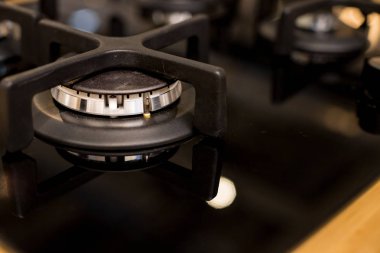 Mutfakta modern sobay. Kontrol sistemi ile metal soba üzerinde gaz brülörü. Ev mutfak sobayı resmi. İndüksiyon coocker, ekipman. Mükemmel temiz gaz ocak