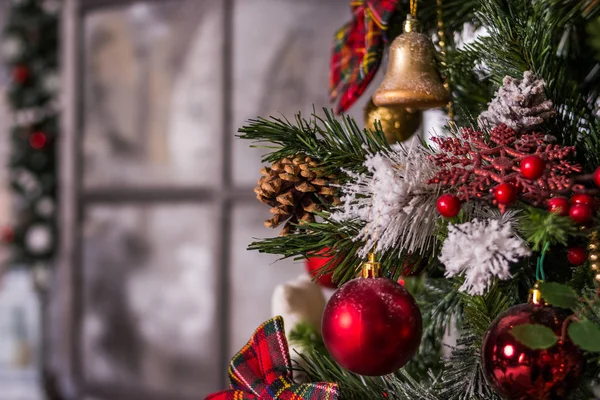 Bellissimo albero di Natale illuminato in un soggiorno. Lusso Bella camera decorata vacanza con albero di Natale, camino e poltrona con coperta. Accogliente scena invernale. Interno bianco con luci . — Foto Stock